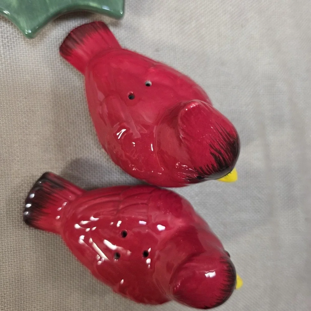 Cracker Barrel Christmas Cardinal Salt & Pepper Shakers Holly Tray Set New W Box